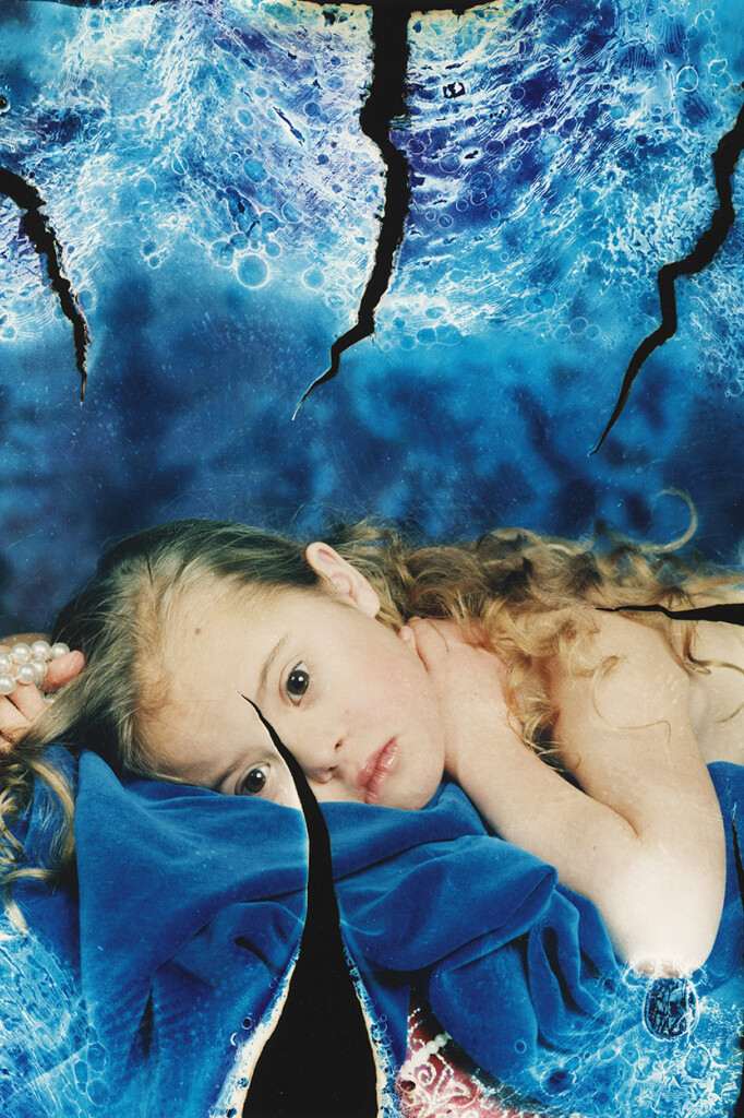 Meisje van 8 jaar met down op een krachtige en waardige manier gefotografeerd door Erwin Olaf