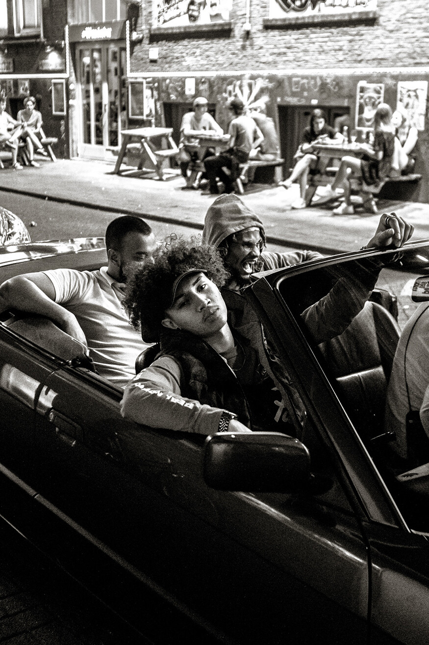 Foto van vier mannen in een cabrio om stereotypen te doorbreken in opdracht van het Rijksmuseum in 2018 gefotografeerd in 'moeilijke buurten' door Stacii Samadin